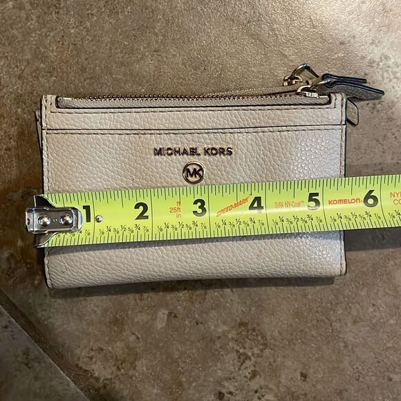 Michael Kors Beige leather Wallet Zippered Pockets Card Slots - Picture 6 of 7